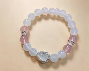 Pfirsichblüte – Armband aus Rosenquarz- und Achatperlen, dehnbares Armband aus rosa Naturkristallen, Herzanhänger, Geschenkidee für Sie, Design von Shula