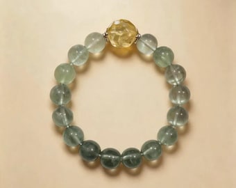 Vierblättriges Licht – Grünes Fluorit- und Citrin-Perlenarmband, Stretcharmband aus Naturkristallen, Anhänger in Form eines vierblättrigen Kleeblatts, Design von Xiao Man