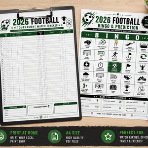 Könnte beinhalten: Ein 2026 Fußball-Turnier-Tracker auf einem schwarzen Klemmbrett und ein 2026 Fußball-Bingo- und Vorhersageblatt. Beide Dokumente zeigen grüne und schwarze Grafiken, Fußball-Symbole und Text, einschließlich "2026 FOOTBALL" und "BINGO".