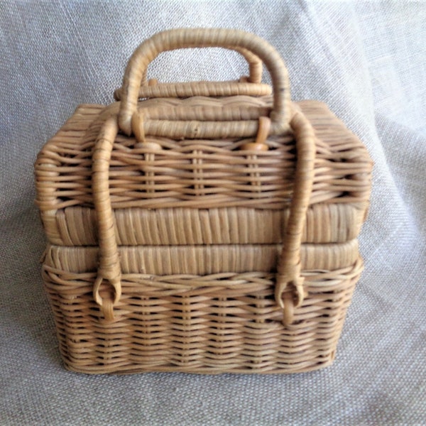 Vintage Basket with Locking Handles Purse Storage Sewing Basket