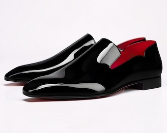 Christian louboutin mocassins en cuir verni pour homme avec semelle rouge, fond rouge