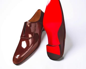 Zapatos Oxford Lafitte para hombre de Christian Louboutin, con un distintivo acabado en charol y suela roja.