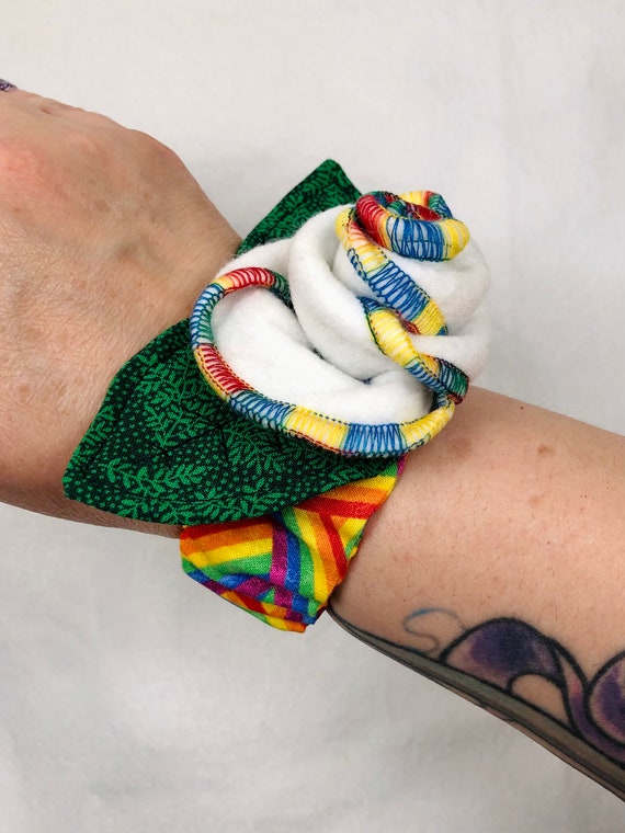 Wrist Pincushion Rose White & Bright Rainbow cuff
