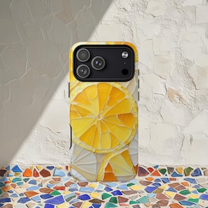 Puede incluir: Una funda para smartphone con un vibrante patrón de mosaico de rodajas de cítricos amarillos y naranjas. El diseño muestra una disposición repetitiva de formas segmentadas de limón y naranja en varios tonos de amarillo, oro y blanco.