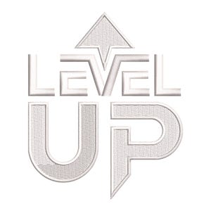 Peut inclure: Motif brodé blanc avec les mots "LEVEL UP" et une flèche pointant vers le haut. Les lettres sont dans une police audacieuse et stylisée, et le design a un aspect texturé et cousu, suggérant de la broderie ou un artisanat similaire.