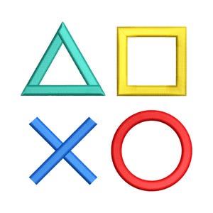 Pode incluir: Quatro formas bordadas: um triângulo turquesa, um quadrado amarelo, um X azul e um círculo vermelho. As formas são espaçadas uniformemente sobre um fundo branco. O bordado tem uma aparência texturizada.