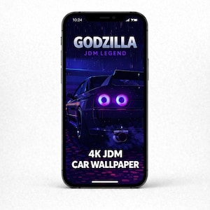 Könnte beinhalten: Ein Smartphone mit einem 4K JDM-Auto-Hintergrundbild. Der Bildschirm zeigt ein dunkelviolettes Auto mit leuchtenden Rücklichtern, den Text "GODZILLA JDM LEGEND" und "4K JDM CAR WALLPAPER".