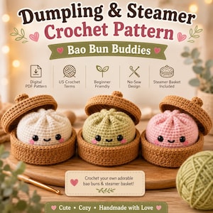 Peut inclure: Un modèle au crochet pour trois petits pains bao ronds et rembourrés, de couleur blanche, vert clair et rose, chacun avec un visage souriant et des joues roses, placés dans des paniers vapeur individuels en crochet marron avec couvercles. Texte inclus : Dumpling & Steamer Crochet Pattern Bao Bun Buddies.