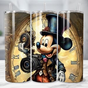 Może przedstawiać: Kubek ze stali nierdzewnej z postacią z kresk&oacute;wki w stylu steampunk, trzymającą zabytkowy aparat fotograficzny. Tło zawiera tarczę zegara z rzymskimi cyframi, widoczna jest słomka.
