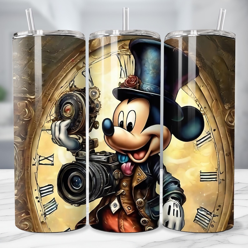 Może przedstawiać: Kubek ze stali nierdzewnej z postacią z kresk&oacute;wki w stylu steampunk, trzymającą zabytkowy aparat fotograficzny. Tło zawiera tarczę zegara z rzymskimi cyframi, widoczna jest słomka.