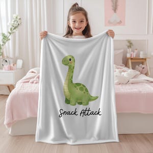 Snack Attack dinosauriefilt i sammet, babyshowerpresent, akvarell dinosauriefilt