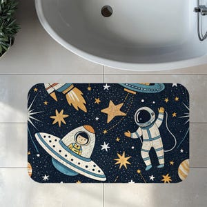 Badrumsmatta för barn, badmatta med minnesskum, babyshowerpresent, present till barnbadrum, dekoration med raketastronaut och rymdmotiv