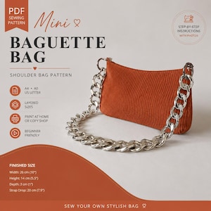Puede incluir: Un patrón de costura para un mini bolso baguette de tela de pana color óxido con una correa de cadena gruesa plateada. El texto incluye Mini Baguette Bag, PDF Sewing Pattern y dimensiones finales de 26 cm de ancho por 14 cm de alto.
