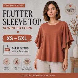 Pode incluir: Uma blusa com mangas esvoaçantes na cor ferrugem. A imagem inclui o texto "FLUTTER SLEEVE TOP SEWING PATTERN" e "XS - 5XL". O padrão é adequado para iniciantes e está disponível como PDF A4 para download instantâneo. A imagem também mostra ícones para costura fácil e instruções passo a passo.