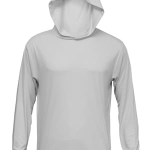 Op de afbeelding: Een effen lichtgrijs shirt met lange mouwen en een capuchon, gemaakt van een gladde, lichtgewicht stof, voorzien van een standaard capuchon, lange mouwen en een rechte zoom, gepresenteerd tegen een witte achtergrond voor een duidelijk beeld.