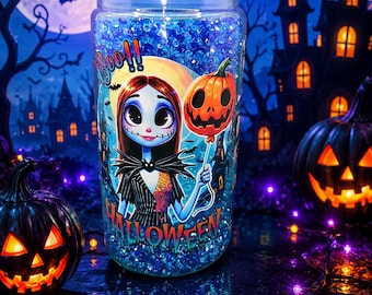 Gobelet boule à neige L'Étrange Noël de 16 oz | Gobelet pailleté en acrylique rempli de strass | Tasse cadeau d'Halloween inspirée de Sally