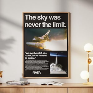 Pode incluir: Um poster emoldurado com o texto "The sky was never the limit." apresenta um ônibus espacial lançando. O poster inclui o logotipo da NASA e a citação: "We may have left as a rocket, but we returned as a plane."
