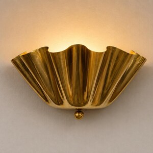 Wandlamp van massief messing met geschulpte rand, art deco halfkomlamp, armatuur uit het midden van de 20e eeuw.