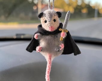 Adorno colgante de zarigüeya de ganchillo para coche, regalo bonito hecho a mano, dije de zarigüeya con alas para espejo retrovisor, adorno divertido para coche, regalo de decoración kawaii para coche para ella o para él.