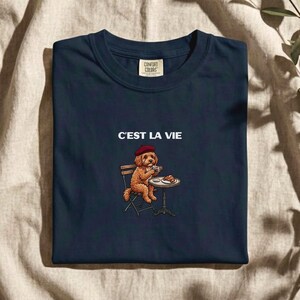 Französischsprachiges Cavapoo-Shirt | Lustiges Geschenk für Hundemama und -papa in den Wohlfühlfarben | Cavapoo-Top mit Pariser Humor