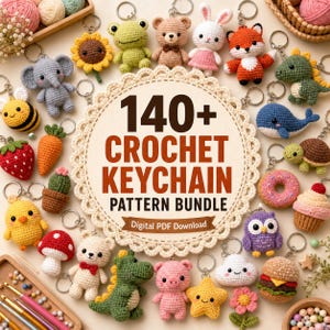 Può includere: Una collezione di portachiavi all'uncinetto colorati, tra cui animali, generi alimentari e piante. I portachiavi sono disposti attorno a una grafica centrale che recita "140+ Crochet Keychain Pattern Bundle".