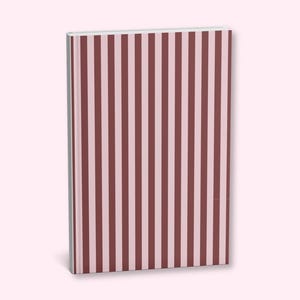 Pode incluir: Um livro de capa dura com um padrão de riscas verticais repetitivas em tons alternados de bordeaux escuro e rosa pastel claro. O livro está orientado verticalmente, mostrando a capa frontal e uma pequena parte da lombada branca.