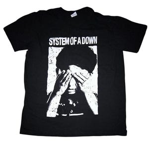 Może przedstawiać: Czarny t-shirt z nazwą zespołu "SYSTEM OF A DOWN" w białym kolorze nad czarno-białą grafiką osoby zasłaniającej oczy. Koszulka ma okrągły dekolt.