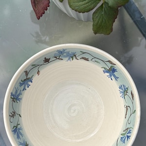 Bol de cerámica azul pintado a mano con diseño floral, estilo vintage / Firmado por Mari Studio Pottery / Bol para mezclar/servir de estilo cottagecore para la cocina, 23 cm (9 pulgadas)