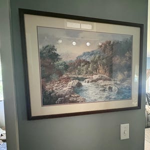 Lámina enmarcada firmada por C.L. Curry – Paisaje otoñal de río rocoso con doble paspartú.
