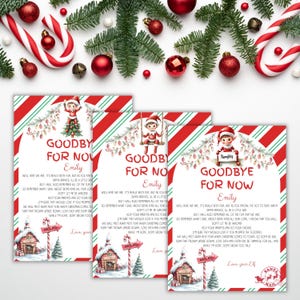 Könnte beinhalten: Drei rechteckige Weihnachtskarten mit rot-weiß diagonal gestreiften Rändern. Jede Karte zeigt einen Cartoon-Elfen, ein verschneites Haus, ein Nordpol-Schild und den Text Goodbye For Now, Emily. Die Karten enthalten einen gedruckten Brief.