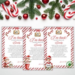 Puede incluir: Tres cartas rectangulares de llegada de elfo navideño con bordes a rayas de bastón de caramelo rojo y blanco. Cada carta presenta un letrero de madera que dice I'm Back, el nombre Emily y un poema sobre el regreso del elfo, decorado con lazos rojos.