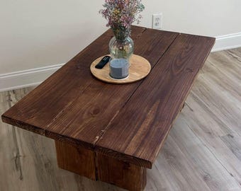Mesa de centro rústica de madera teñida en tono oscuro para sala de estar, estilo granja.