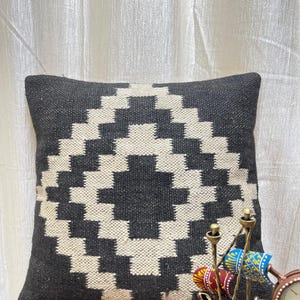 Housse de coussin kilim - oreiller kilim vintage en laine noire tissée à la main, oreiller turc, oreiller marocain, coussins géométriques décoratifs