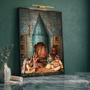 Op de afbeelding: Een ingelijste prent die een scène van muzikanten in een sierlijke kamer weergeeft. Het kunstwerk toont figuren in traditionele kledij die instrumenten bespelen bij een open haard. De kamer is versierd met ingewikkelde patronen in tinten blauw, teal en goud.