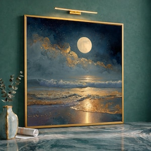 Könnte beinhalten: Gerahmtes Kunstwerk, das eine mondbeschienene Strandszene zeigt. Das Gemälde zeigt einen Vollmond in einem dunkelblauen Himmel mit goldenen Wolken. Die Meereswellen branden an einem sandigen Ufer, mit goldenen Reflexen.