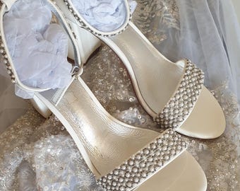 Sandalias de boda color marfil con detalle de perlas, zapatos de novia de tacón ancho. (Talla UK 6/EU 39)