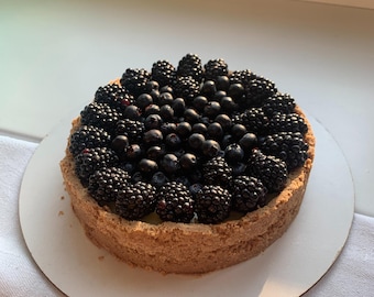 Receta de tarta de queso con frutos rojos, archivo de receta de postre imprimible, tutorial para hacer tarta de queso con frutos rojos casera, guía para preparar tarta de queso en una pastelería, descarga digital en PDF.