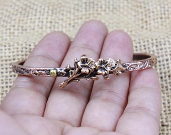 Handgemachter Armreif aus reinem Kupfer mit gehämmerten Blumenmotiven