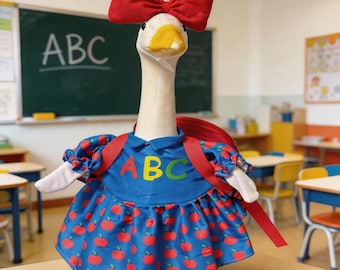 Completo per oca da giardino per il ritorno a scuola, per oche da portico da 58 cm, grazioso vestitino blu a forma di mela con fiocco e zainetto, divertente costume da oca da giardino.