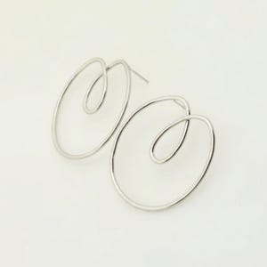 Orecchini a perno minimalisti in argento con anello, orecchini a filo con motivi geometrici astratti, gioielli moderni e delicati per tutti i giorni, regalo leggero in argento placcato per lei