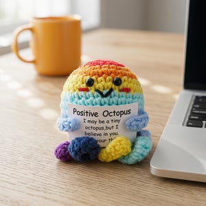 Regalo de pulpo de ganchillo positivo, peluche arcoíris LGBT, tarjeta de mensaje personalizado, juguete de apoyo emocional, regalo de pulpo familiar con corazón de rosa