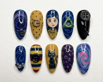 Faux ongles Coraline | Film fantastique et effrayant | Forme amande | Ongle bouton et chat noir | Ongles 3D peints à la main