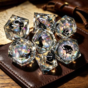 Può includere: Un set di sette dadi poliedrici realizzati in resina trasparente con un interno iridescente e glitterato. Ogni dado presenta sagome nere di piccole creature dagli occhi grandi e grandi numeri color argento incisi sulle facce.