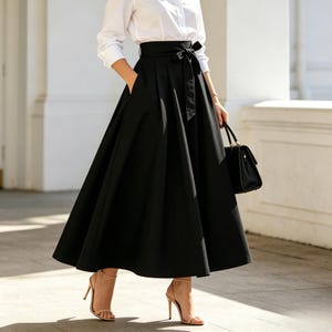 Tidlös svart maxikjol med hög midja och handgjort skärp Elegant A-linjeformad lång kjol Minimalistisk stil Vår/Höst Essentials i garderoben