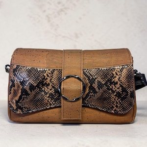 JUANITA karamellbrun korkväska med pytontryck