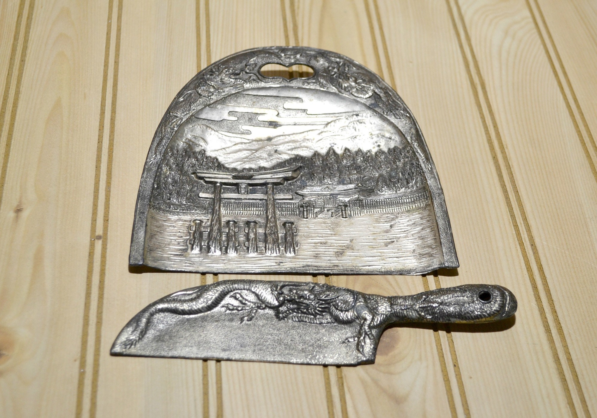 【SALE中】アンティーク・骨董 クリップボード Vintage Ornate Metal Japan Crumb Tray Scraper Embossed