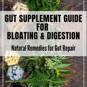 Può includere: Immagine di una superficie in legno con capsule e compresse in contenitori esagonali, accompagnate da erbe verdi. Il testo recita: "GUT SUPPLEMENT GUIDE FOR BLOATING & DIGESTION Natural Remedies for Gut Repair."