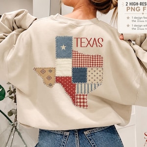 Puede incluir: Una sudadera beige de cuello redondo con un gran gráfico en la espalda del estado de Texas diseñado con un patrón de patchwork en tonos azul, rojo, blanco y beige. La palabra TEXAS está impresa en letras rojas junto a la forma del estado.