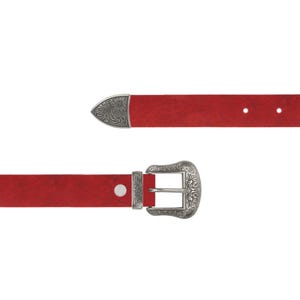 Op de afbeelding: Een rode riem met een zilverkleurige gesp en punt. De gesp en punt hebben een sierlijk, gegraveerd ontwerp. De riem wordt in twee afzonderlijke delen tegen een witte achtergrond getoond.