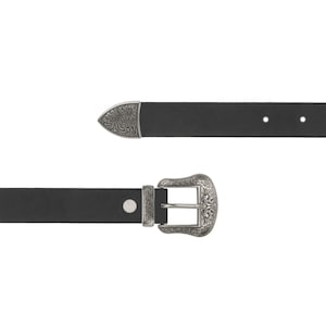 Op de afbeelding: Zwarte leren riem met een zilverkleurige gesp en punt. De gesp en punt hebben een sierlijk, gegraveerd ontwerp. De riem heeft verschillende gaten voor verstelling. Het ontwerp doet denken aan een Western-stijl.